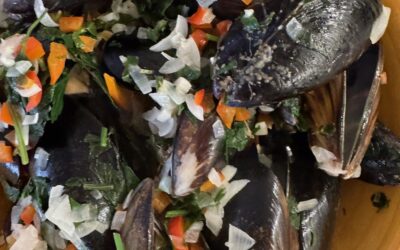 Steamed Mussels in Garlic Butter & White Wine Recipe 
